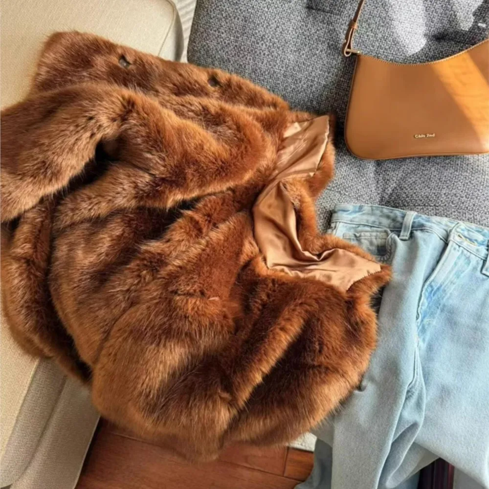 Зимнее коричнево-оранжевое пальто с отложным воротником и лацканами волосатое