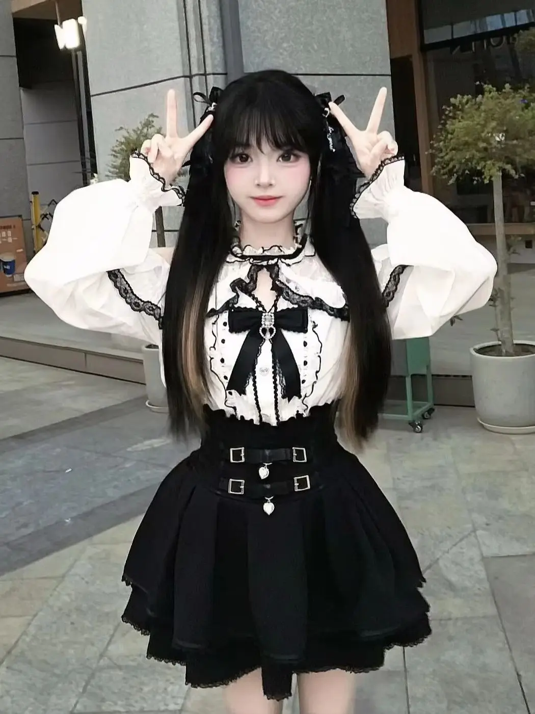 Фото Японский комплект Kawaii J-Fashion Jirai Kei Ryousangata из 2 предметов: милая кружевная блузка с открытыми плечами и мини-юбка с высокой талией для женщин №2