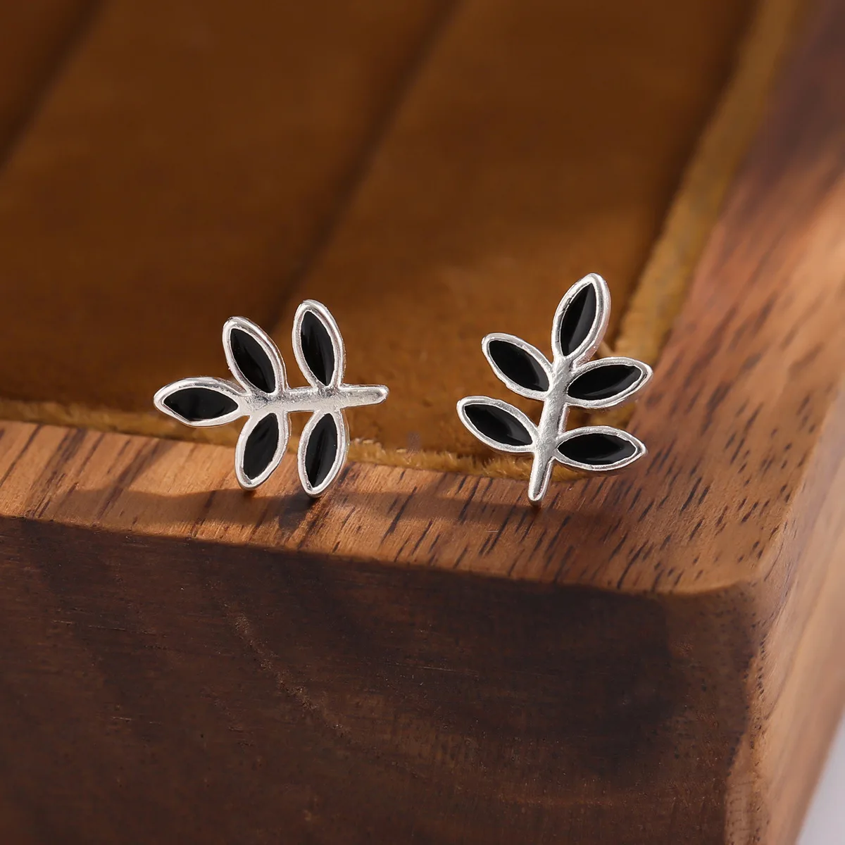 Роскошные брендовые забавные серьги-гвоздики в виде листьев для женщин