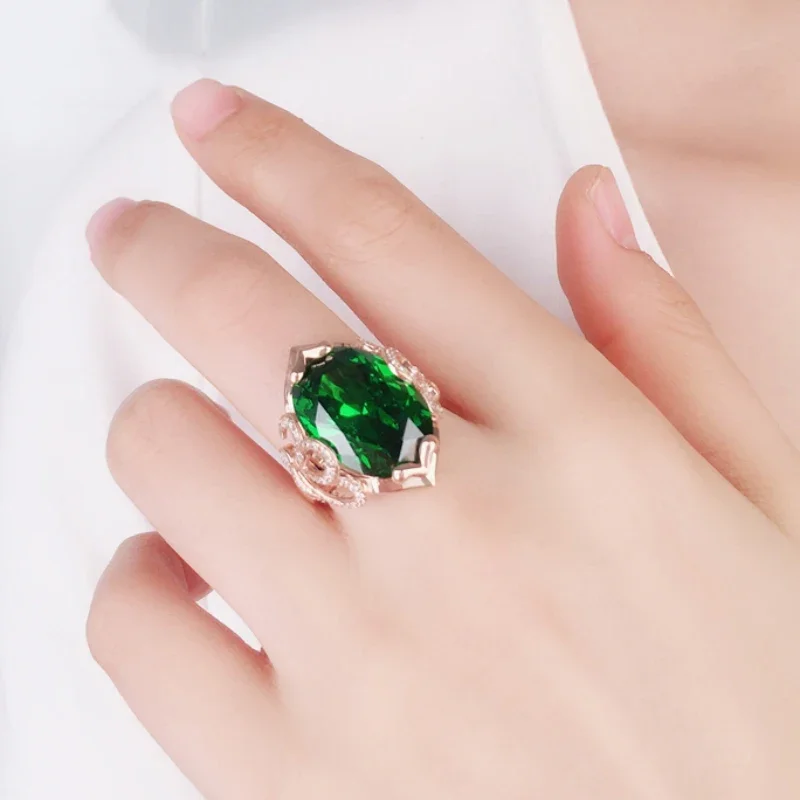 Роскошные изысканные кольца из фиолетового золота 585 пробы с изумрудным