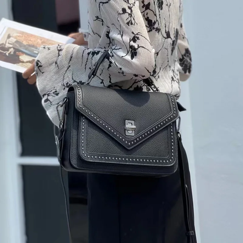

2022 New Fashion Postman Bag Rivet Shaped Handheld Messenger Leather Women's Bag Black Bag