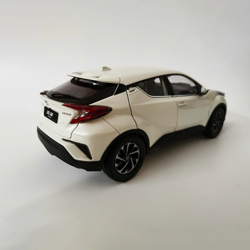 Коллекция моделей автомобилей из сплава IZOA в масштабе 1:18