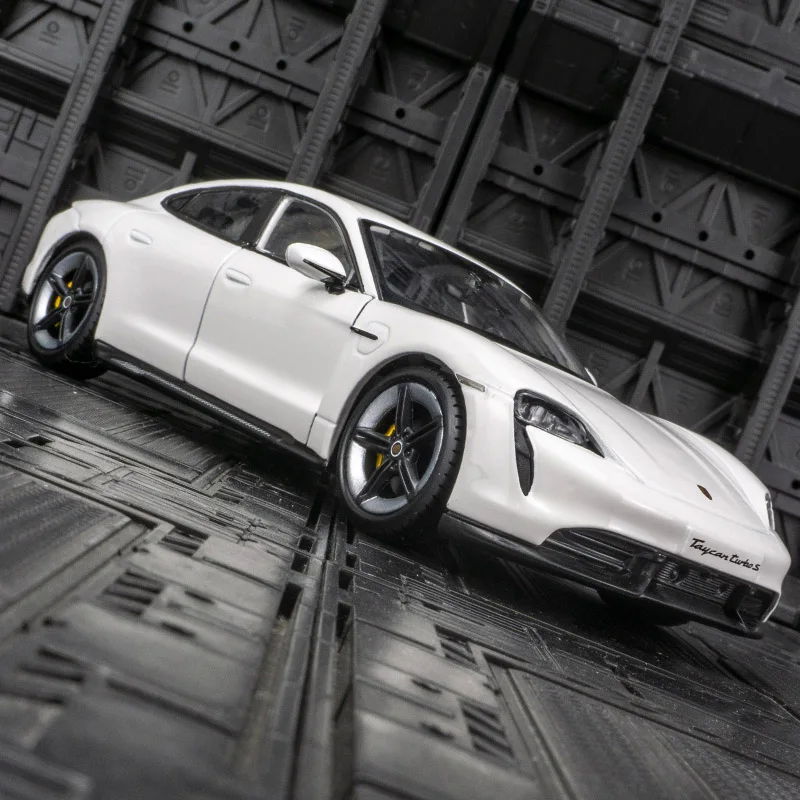 Фото Модель автомобиля Bburago 1:24 Porsche Taycan из сплава, с открывающимися дверями, капотом и багажником, подходит для коллекционирования. №3