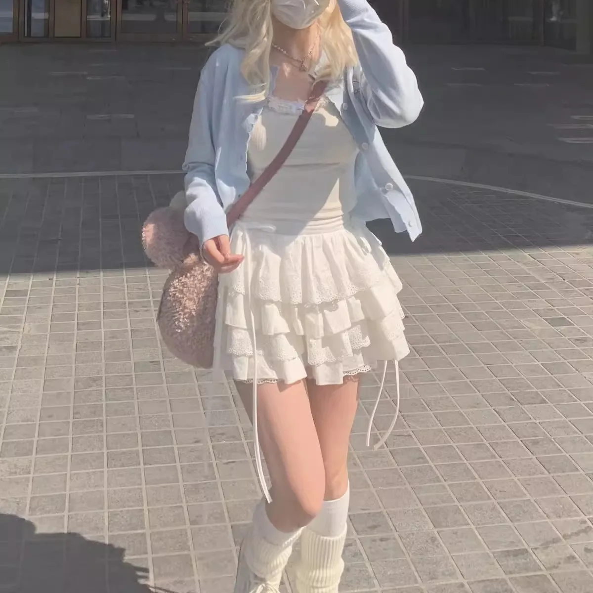 Женская многослойная мини-юбка с оборками белая бантом и кружевом лето 2024