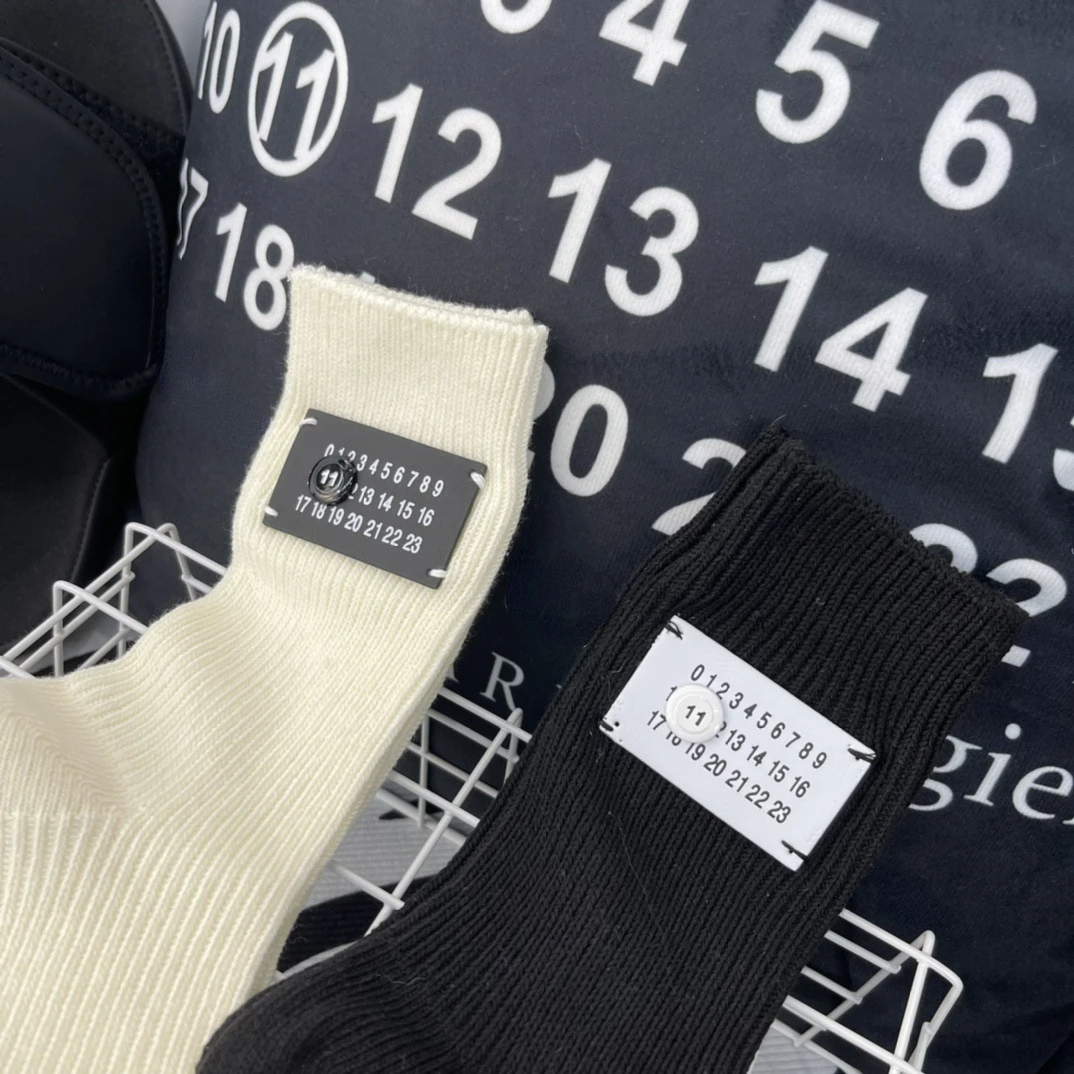 Luxury Margiela MM6 Socks Men's Women's Fashion 22SS MM Label Decoration Letters Mid-tube Skateboard Casual Sports Cotton
