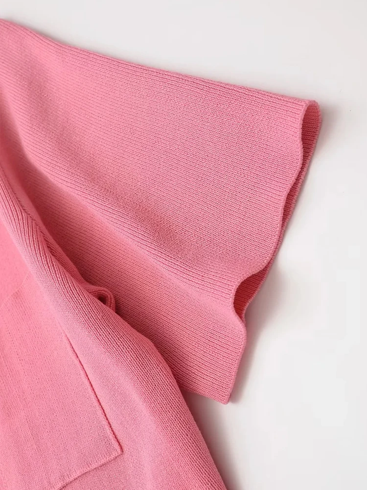 Женское трикотажное мини-платье на пуговицах с круглым вырезом и короткими