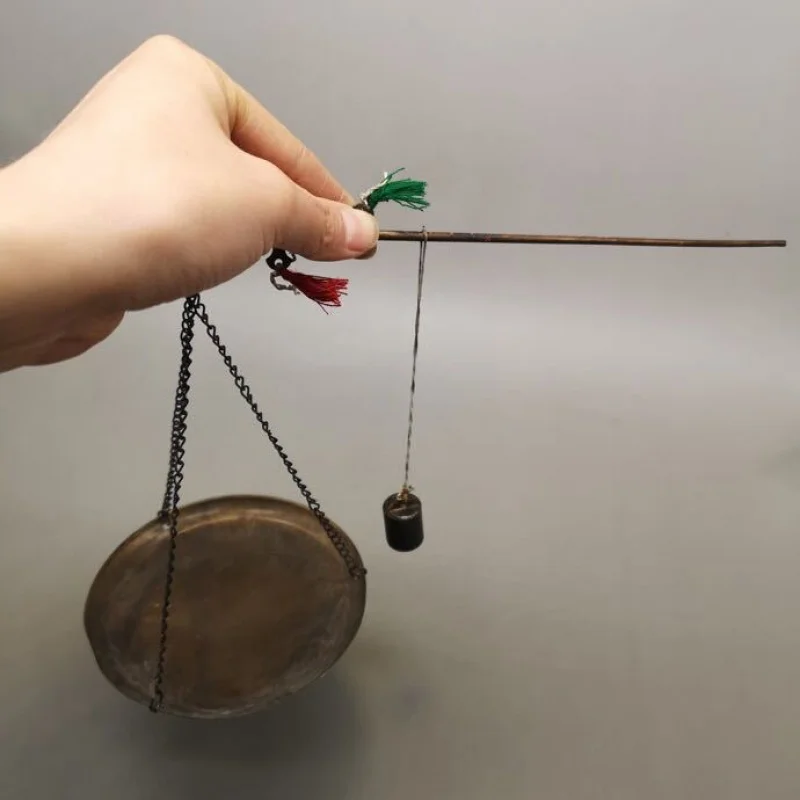 Старинные разнообразные поделки античная потертая маленькая медная фотошкала