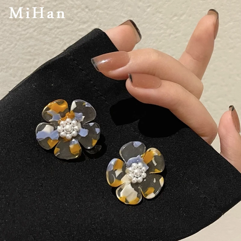 

Mihan Retro Jewelry 925 Silver Needle Flower Earrings 2022 New Trend White Pearl Resin Stud Earrings For Women Gifts Wholesale