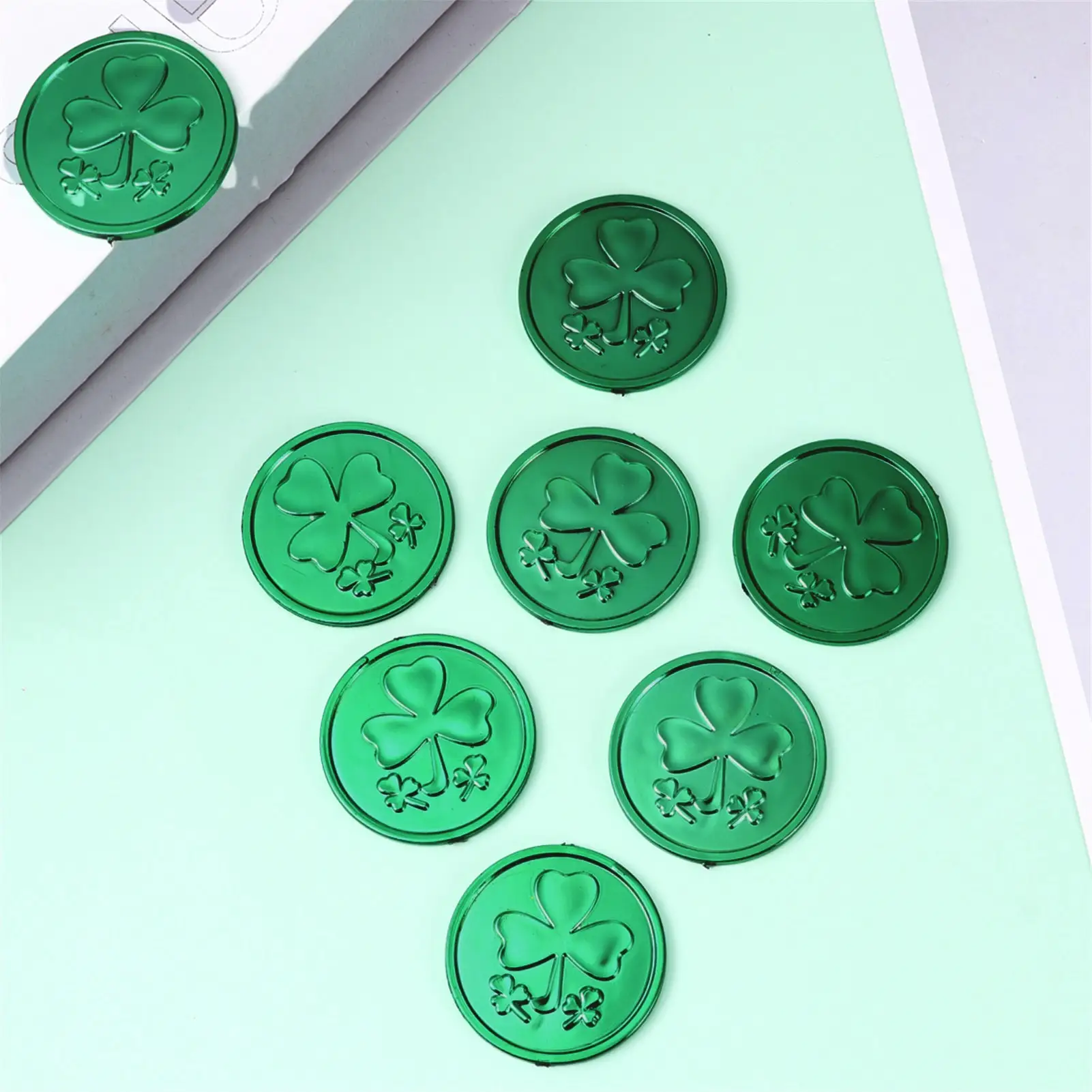 

100Pcs 3-leaf Clover Coins Green Embossed Coins Party Ornaments Good Luck Coins For St. Patrick's Day Novelty Party Favors &