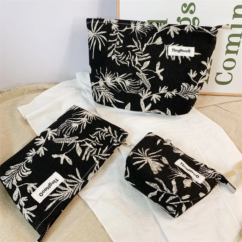 

Large Capacity Portable Toiletry Bag Skincare Organizer Daily Clutch Bag Ins Fashion Black Cosmetic Bag Makeup Pouch