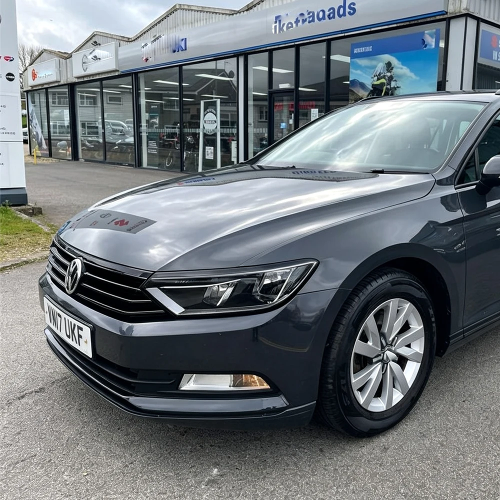 Фото Глянцевая черная пленка для решетки радиатора (хром-декаль) для Volkswagen Passat Variant 2016-2023, защитная наклейка на переднюю решетку, автомобильный декор №2
