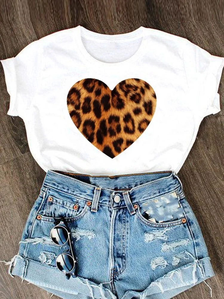 

Футболка женская с рисунком, топ с коротким рукавом, с леопардовым принтом сердечек, модная трендовая мультяшная одежда, на лето
