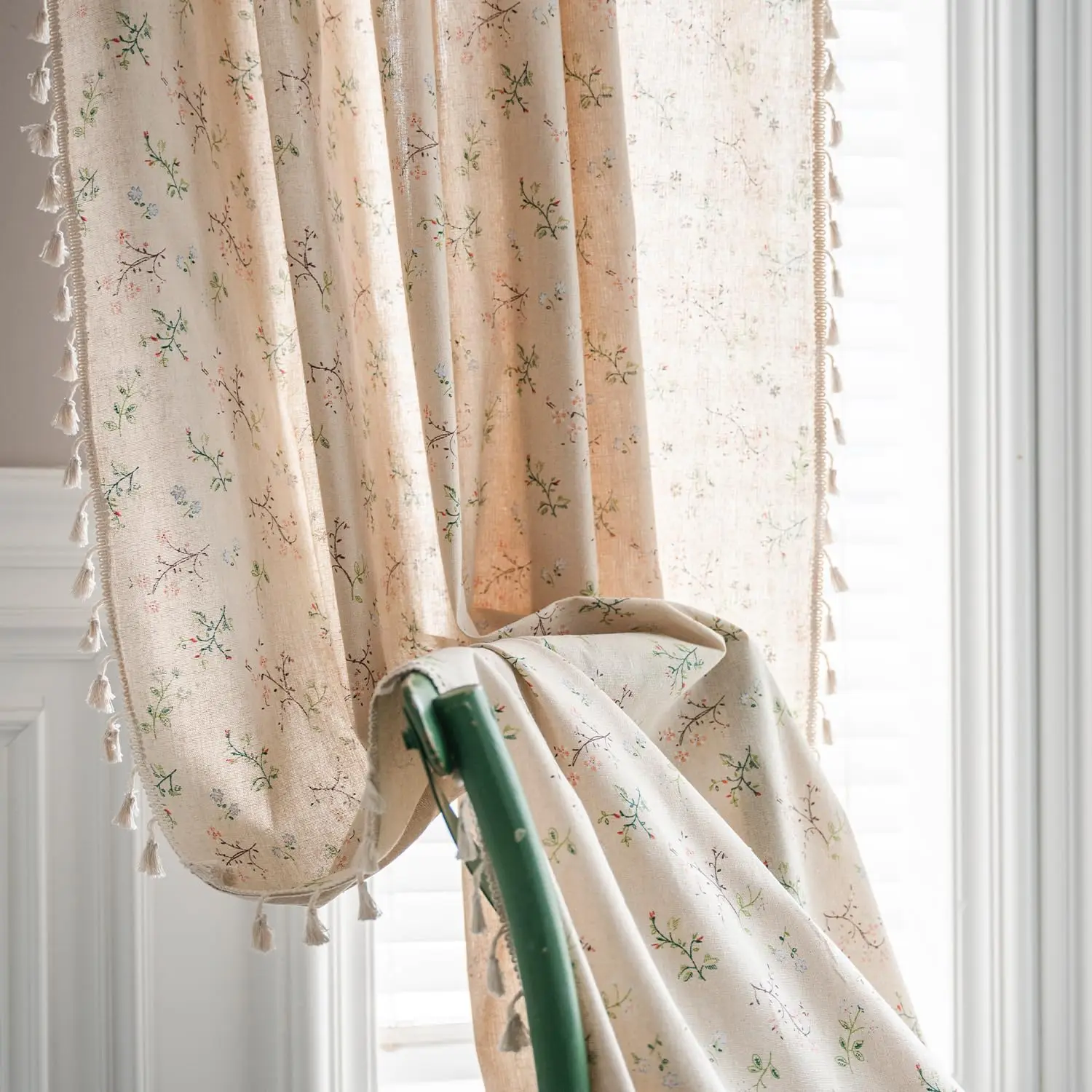 Полузатемняющие оконные шторы в стиле бохо с цветочным рисунком занавески