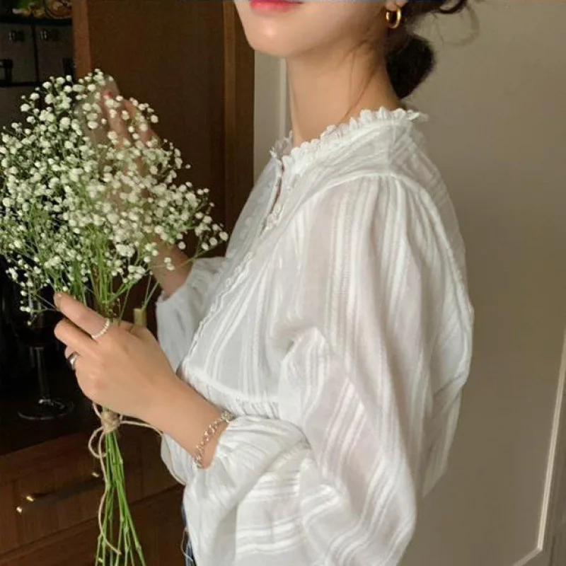 Блузка женская однобортная с пышными рукавами и круглым вырезом свободного