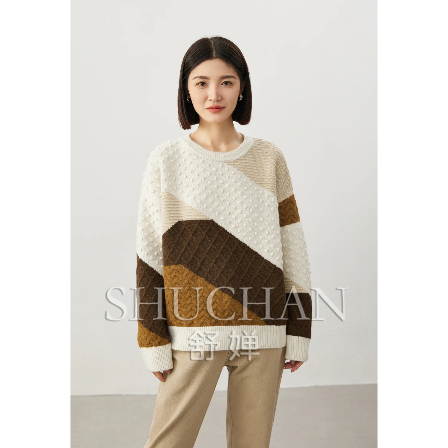 Женский шерстяной свитер с круглым вырезом