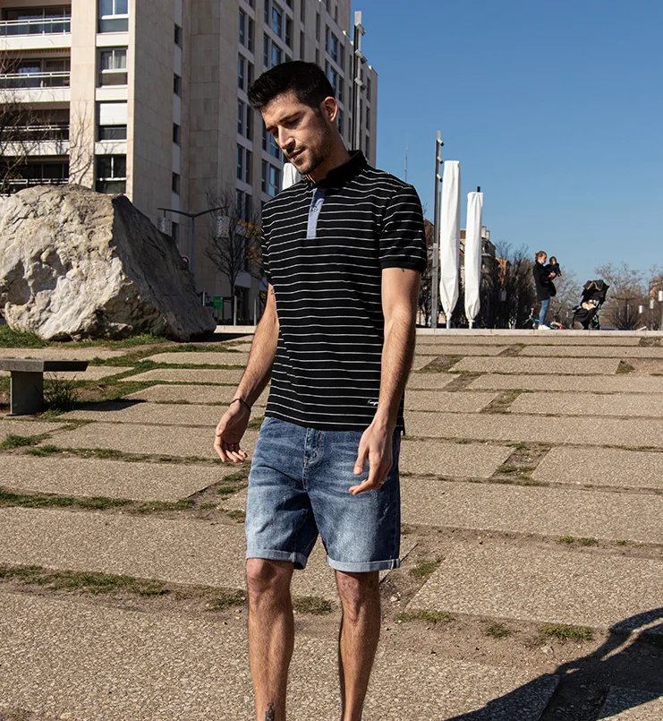 

W4045-летняя мужская полосатая рубашка-поло с коротким рукавом, модная удобная мужская футболка контрастных цветов с воротником-стойкой, Топ