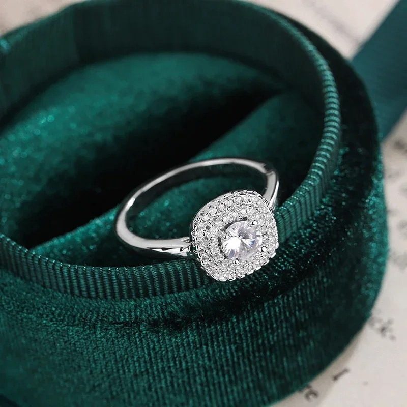 Серебряные кольца с цирконием для женщин