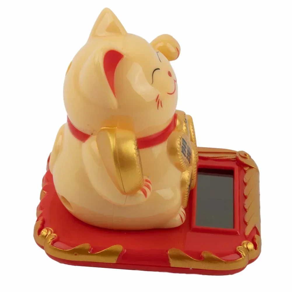 Манеки Неко на солнечной энергии счастливый кот приветствующий китайский