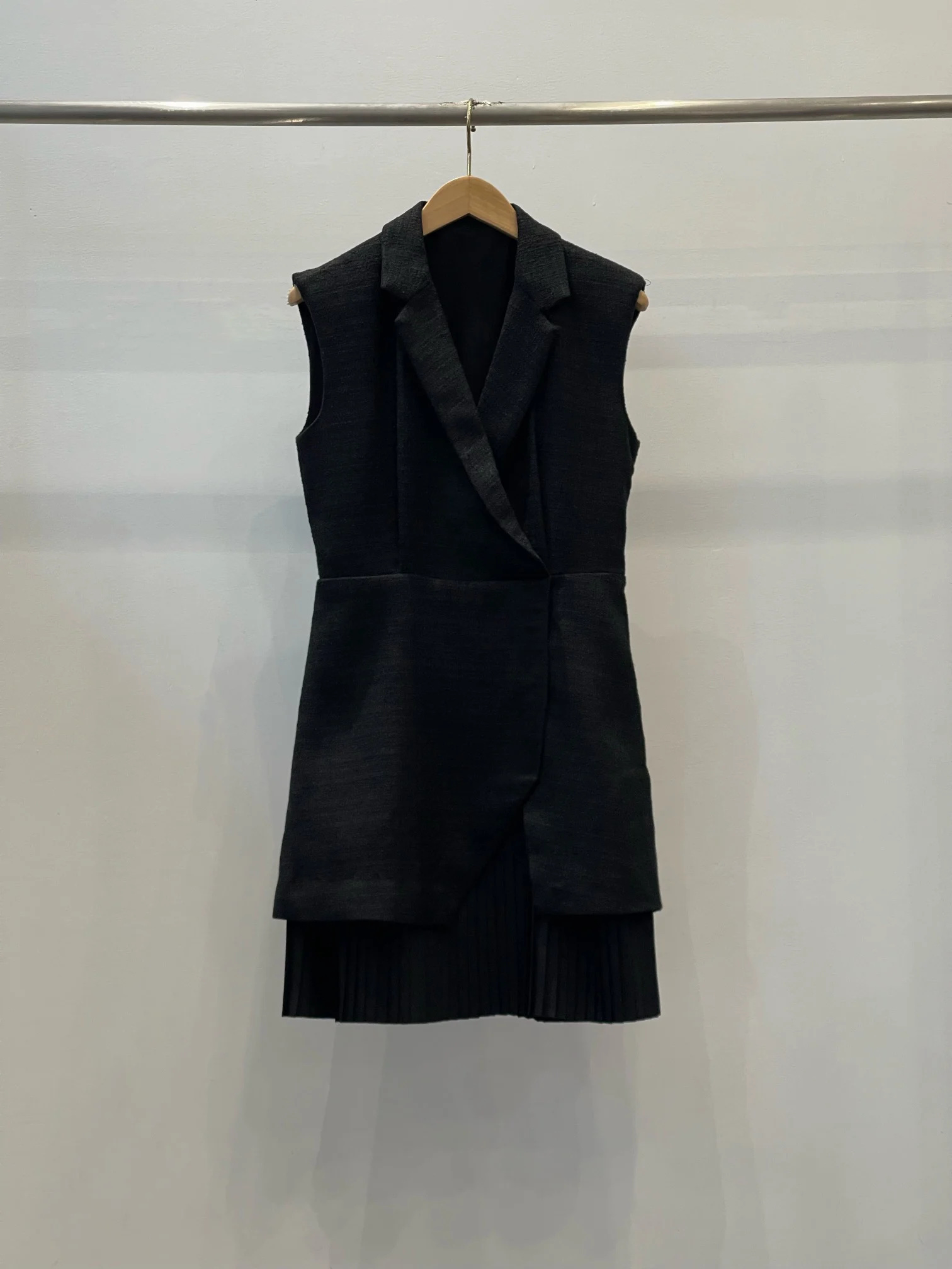 The new sleeveless French dress with suit collar is slimming and has a patchwork pleated hemline7.9