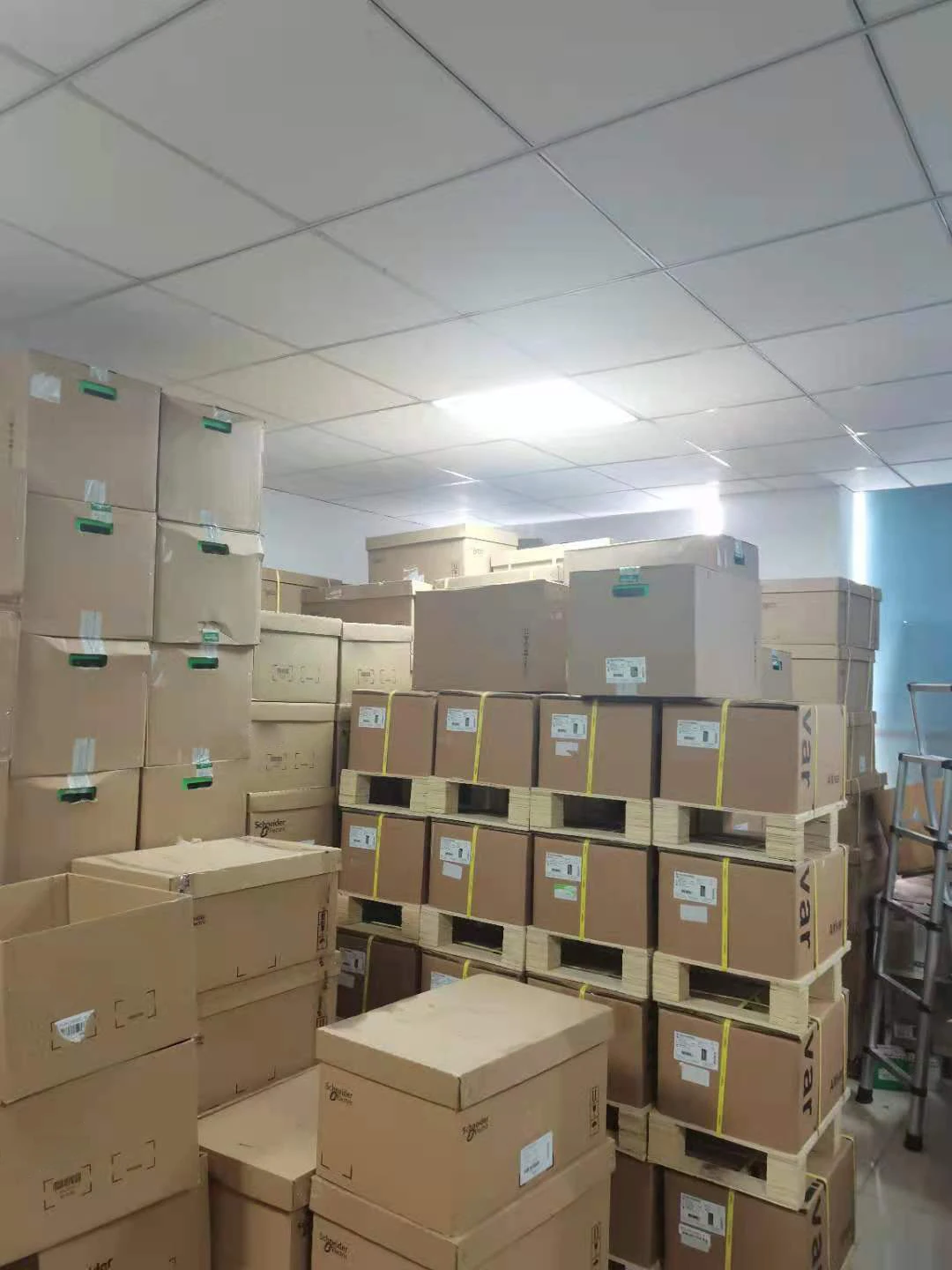 Schnei TM221CE16R PLC контроллер