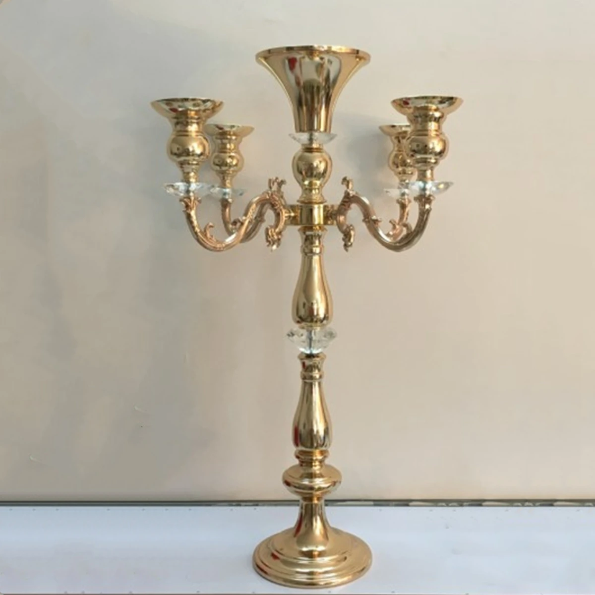 Канделябр в интерьере. Канделябр caroline bohemia. Элементы подсвечника. Бежевые свечи в золотых подсвечниках. Подсвечник с тремя орлами.