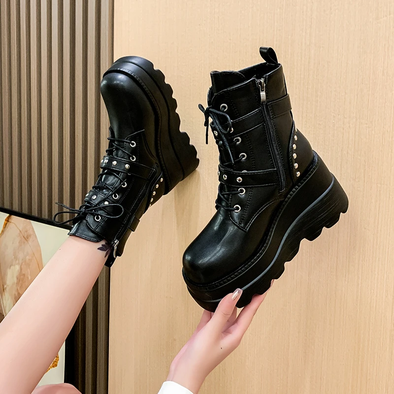 

Брендовые дизайнерские женские ботинки на высокой платформе, модные женские ботинки с заклепками на высоком каблуке, женская обувь на танк...