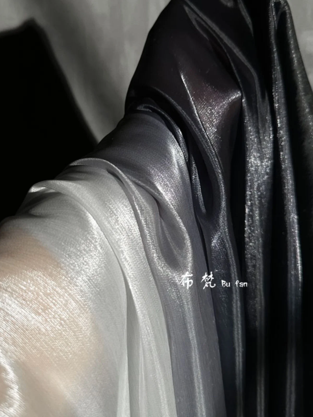 Блестящая блестящая дизайнерская ткань с голубым градиентом