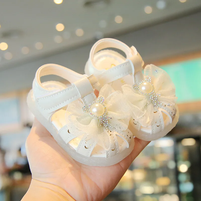 

Летняя обувь для девочек 1 год, детская обувь принцессы с бантом и жемчугом, мягкие кожаные прогулочные туфли для малышей, нескользящая обувь с мягкой подошвой для новорожденных