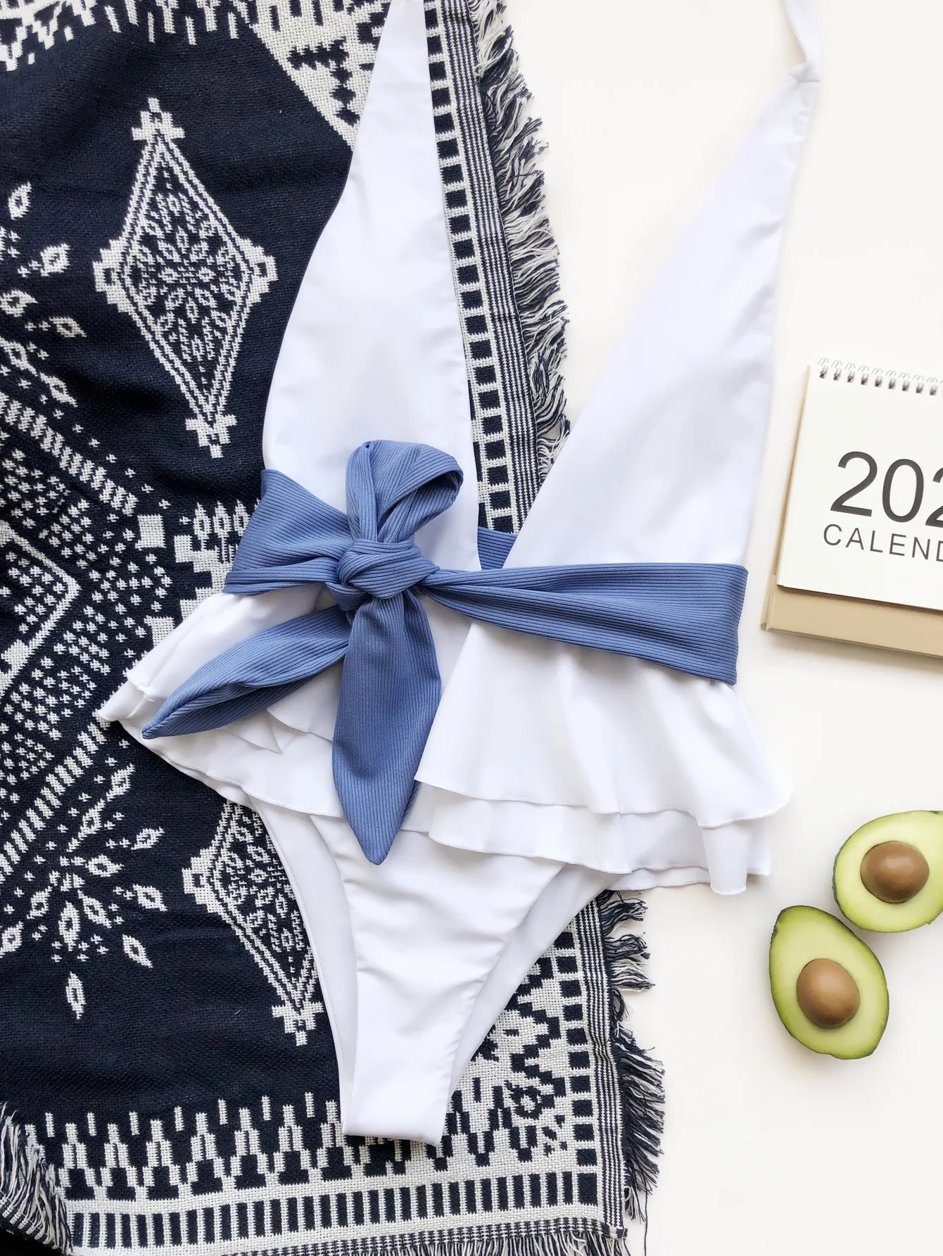 Женский слитный купальник с рюшами белый однотонный глубоким V-образным вырезом