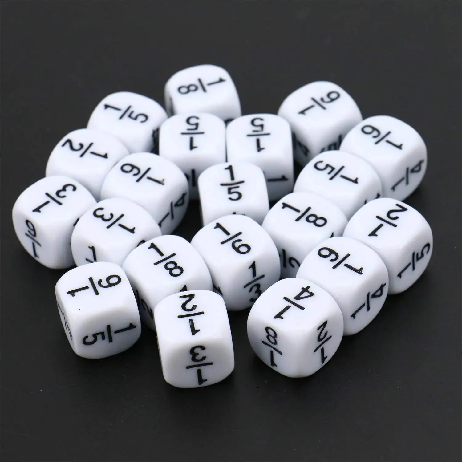 D6 кость. игральный кубик с цифрами. игральный кубик с цифрами. деревянные кубики с цифрами. кости игральные.