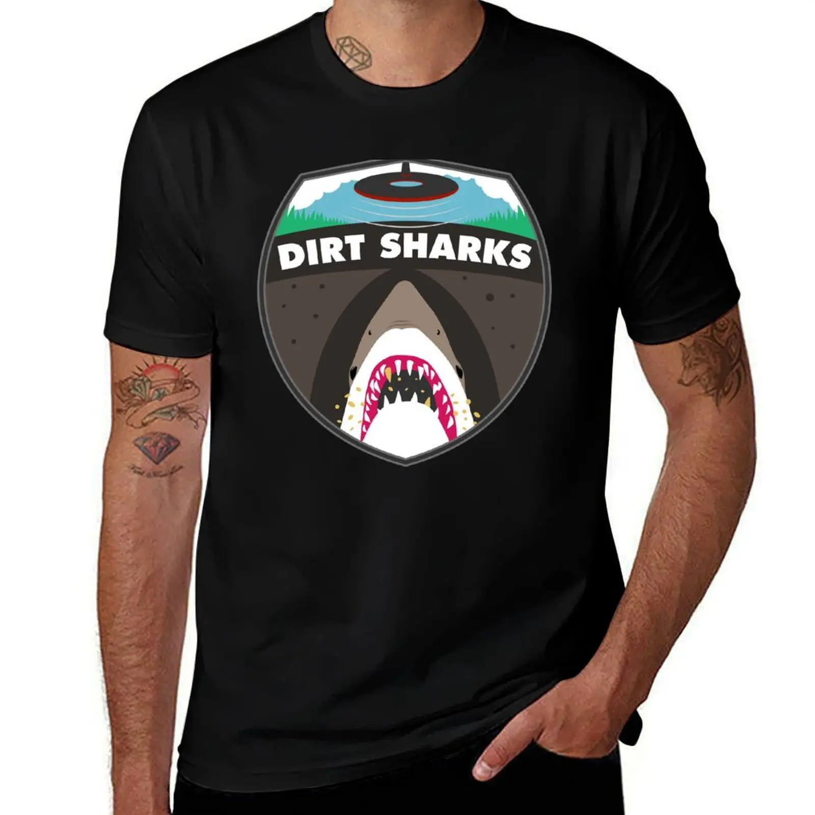 Фото Футболка с логотипом Dirt Sharks - Detectorists - DMDC, хлопковая футболка, мужская футболка с аниме-принтом, дизайнерская футболка для мужчин №1