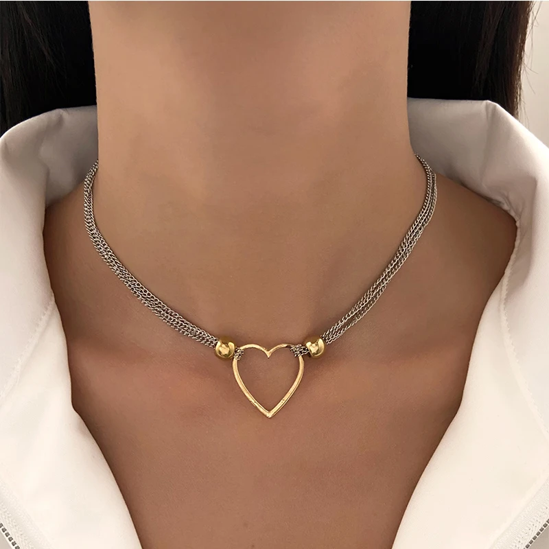 Retro Pendant Necklace Fashion Multi-Layer Chain Love Collarbone Chain Hollow Peach Heart Necklace Ladies Jewelry Accessories