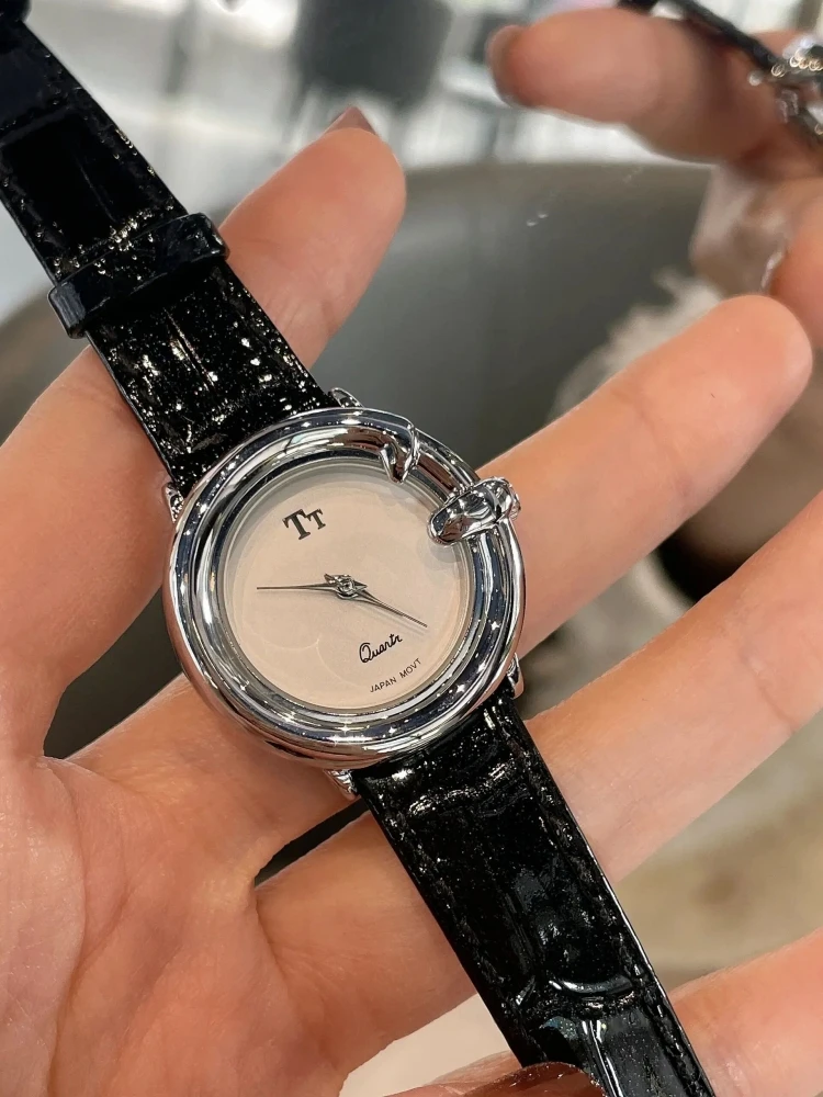 Niche Casual Temperament Women's Watch Fashion Small Dial High Quality Belt Design Quartz Watch Workplace Life Wear Watch