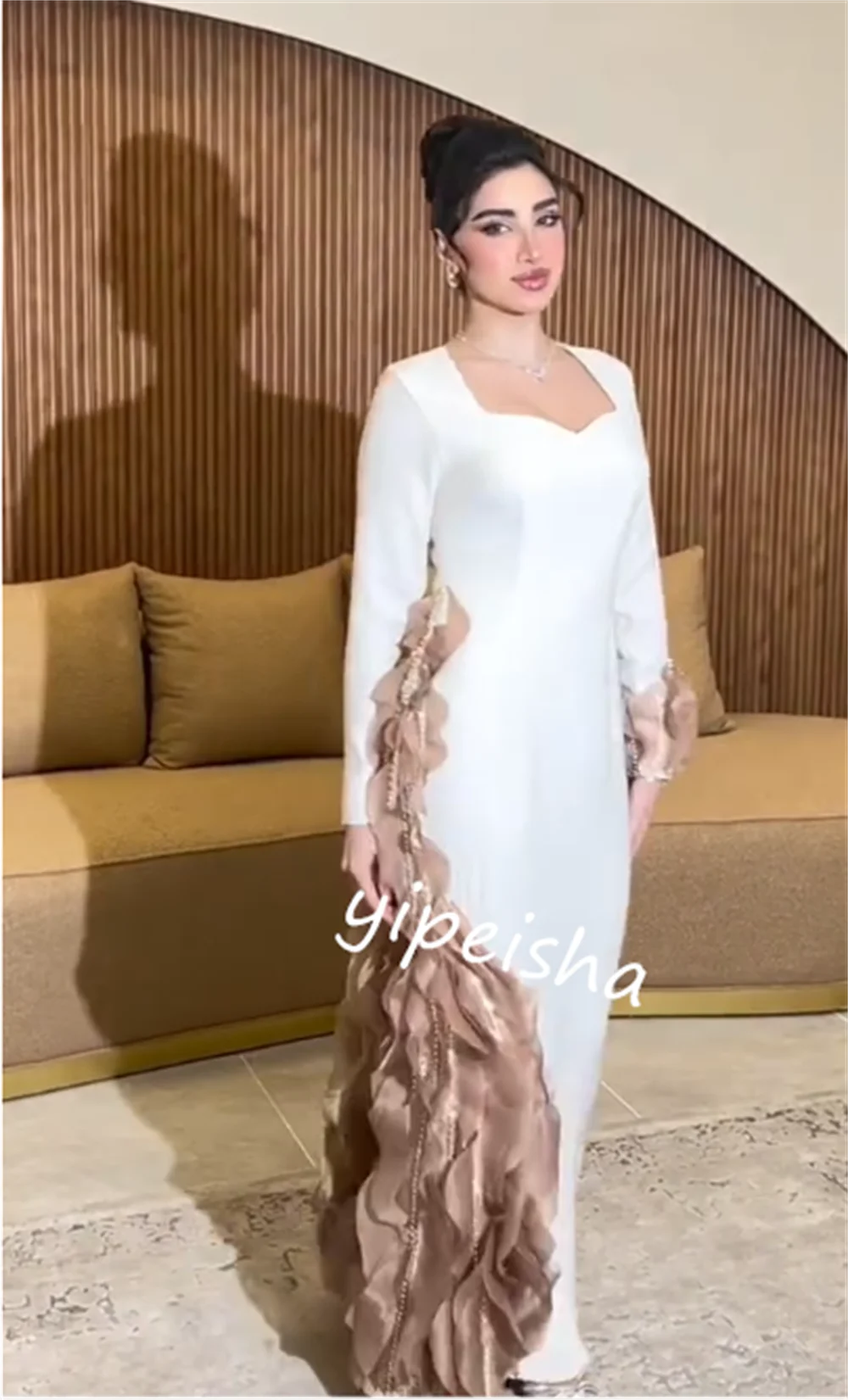 Платье-футляр с оборками и квадратным вырезом