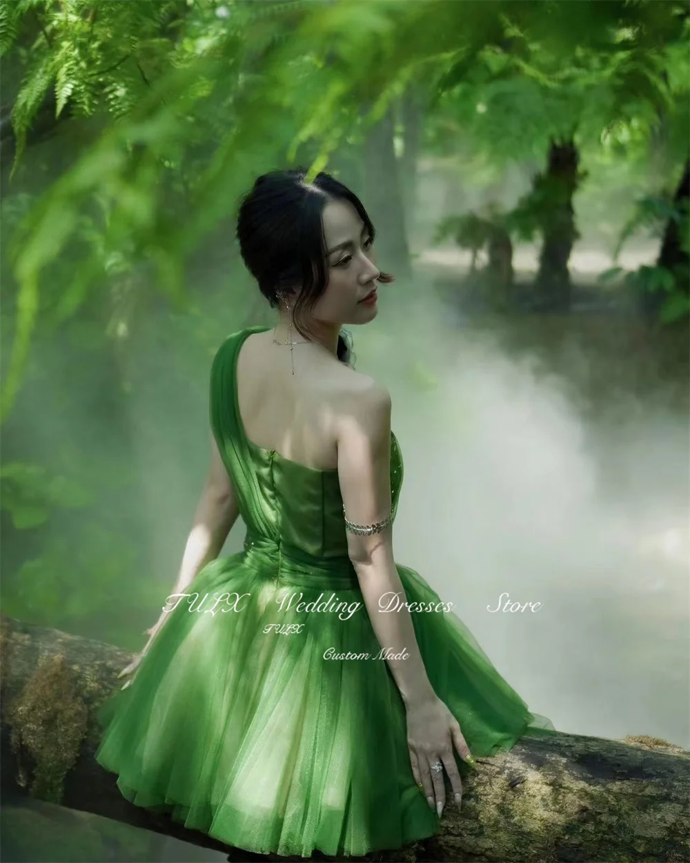 Короткое платье на одно плечо ТРАПЕЦИЕВИДНОЕ сверкающее из тюля выше колена