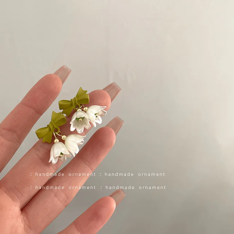 Spring Green Korean Small White Tulip Earrings Ear Clips Ins Simple Minority Shell Flower Clip on Earrings for Women No Piercing