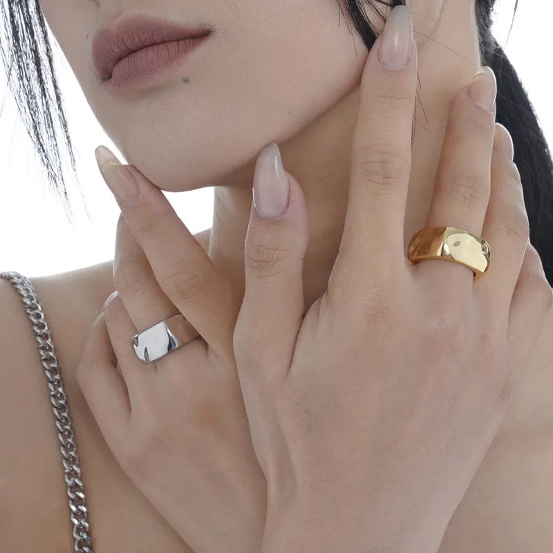 

Женское кольцо из серебра 925 пробы с квадратными кристаллами