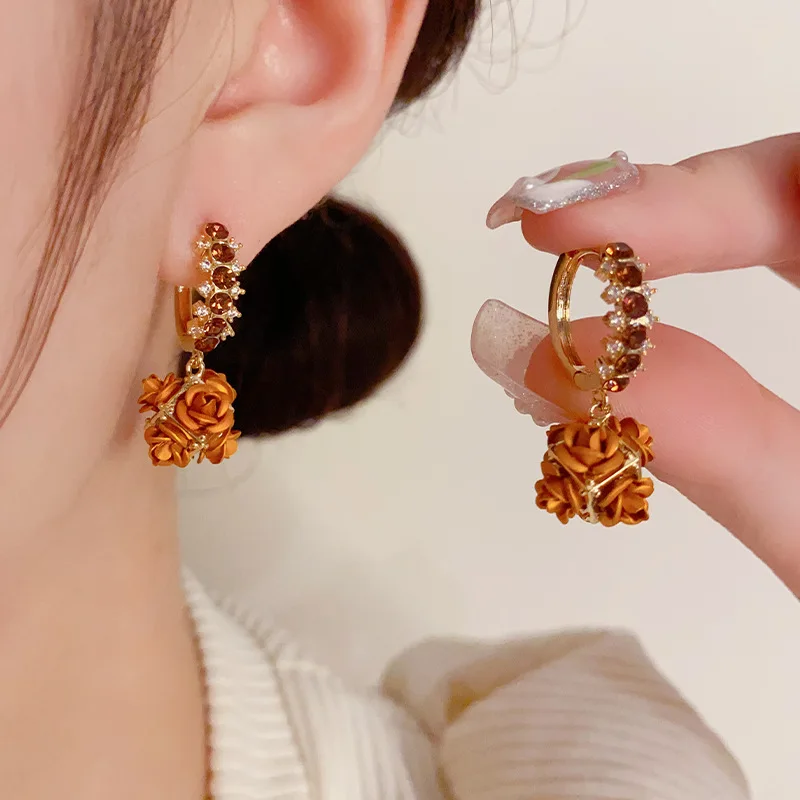 Шикарные изысканные и элегантные серьги верблюжьего цвета с розовым цирконием