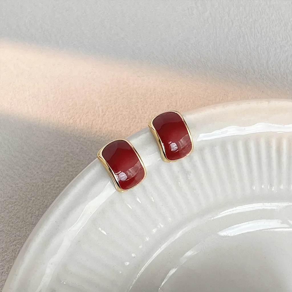 Женские серьги-гвоздики в форме буквы C сладкого красного цвета простая