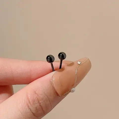 Керамические серьги-гвоздики кремового цвета