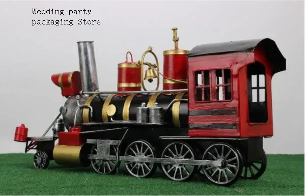 

Металлическая статуэтка локомотива