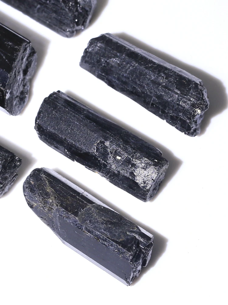 Черный турмалин необработанный камень украшения вертикальные полосы