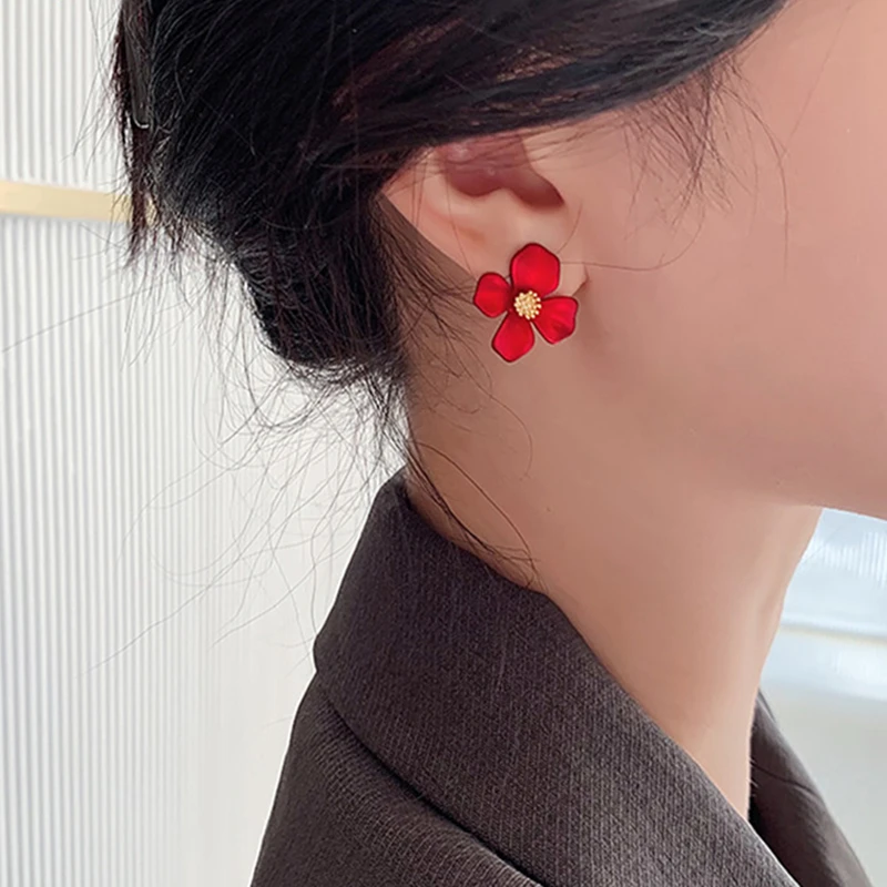 Женские серьги-гвоздики в виде цветка с красными лепестками