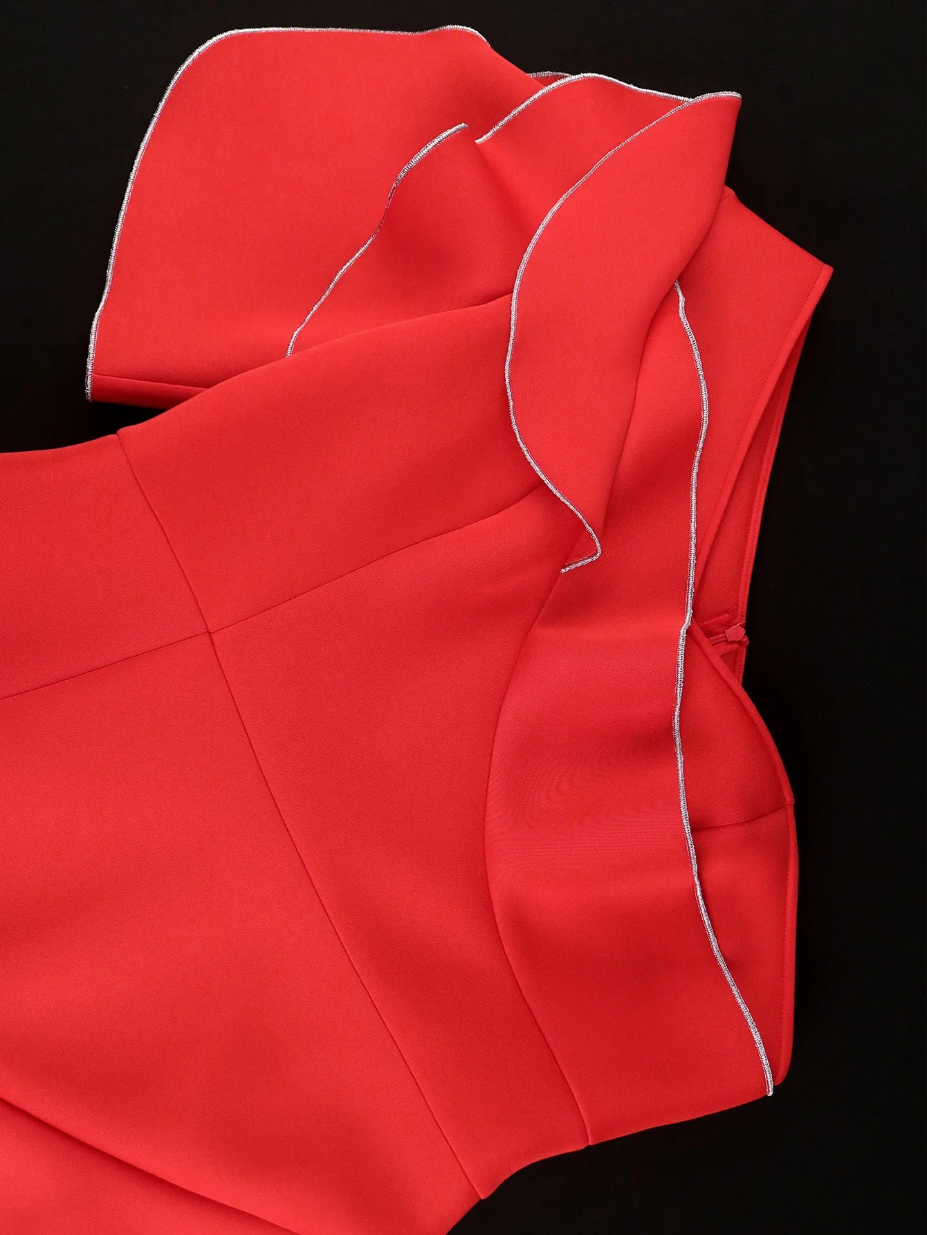 Женское платье-карандаш на одно плечо с коротким рукавом