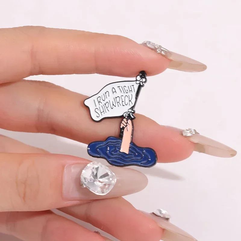 Брошь с эмалированным покрытием в виде знака белым флагом