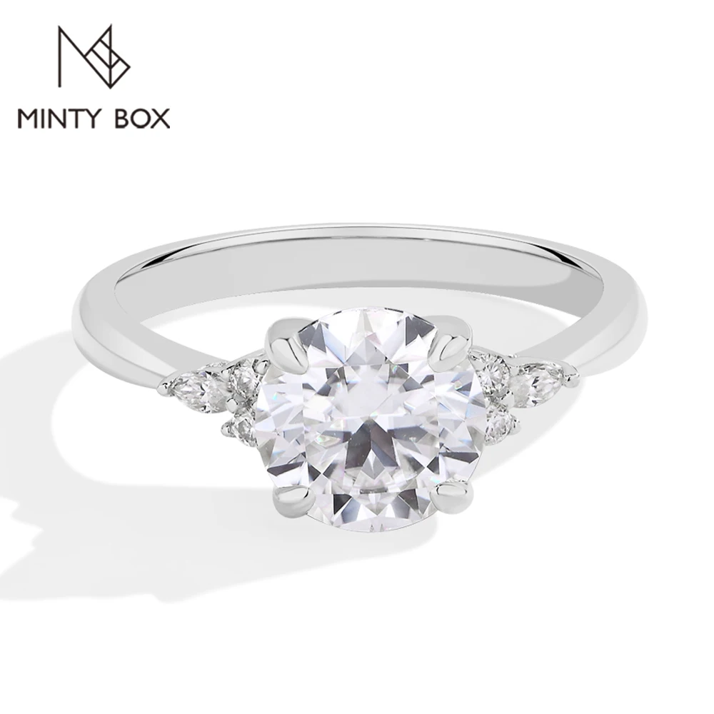 Женское кольцо из серебра пробы с муассанитом карата