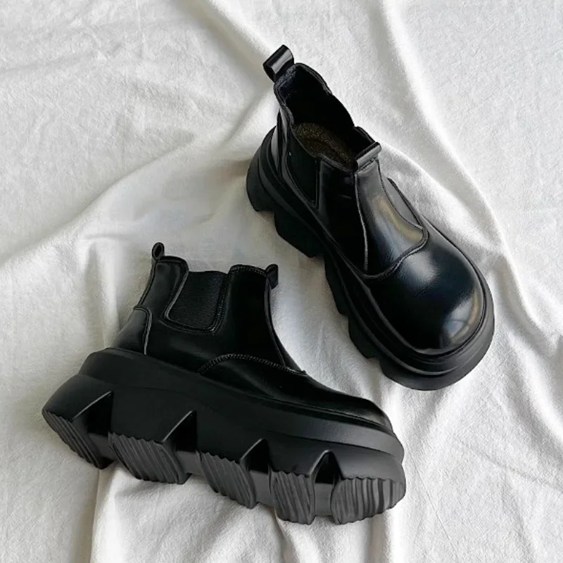 Трендовые женские ботинки на плоской подошве