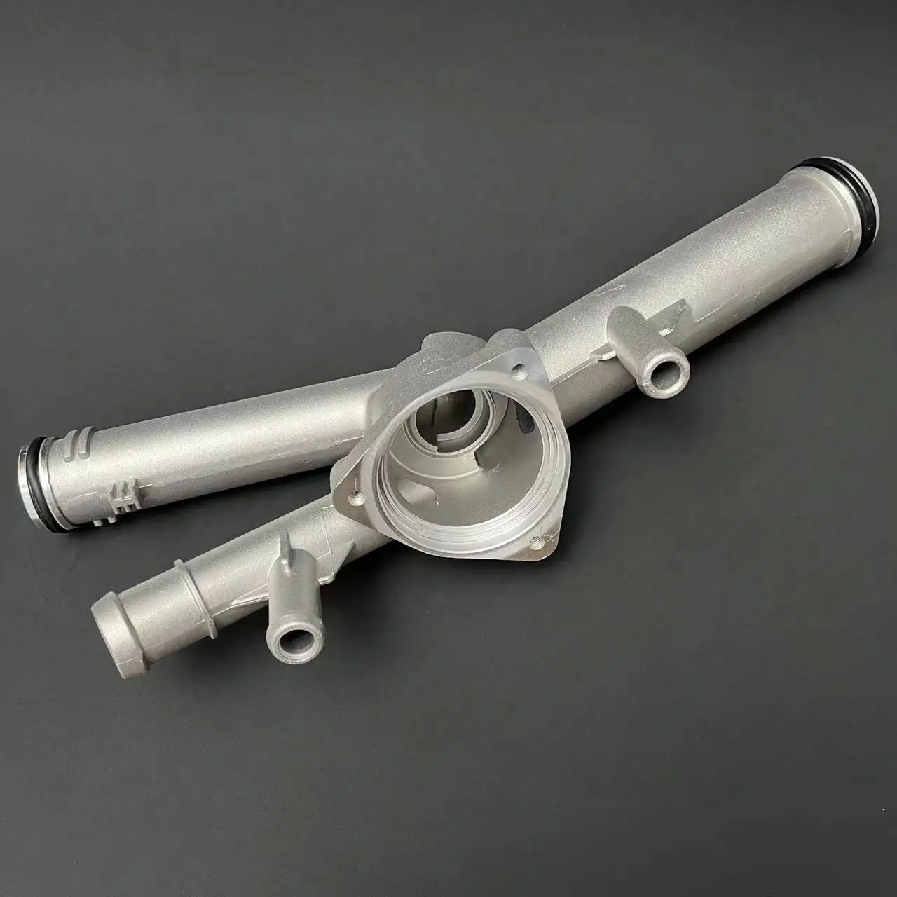 

Алюминиевый корпус охлаждающей жидкости для двигателя для Audi Q7 VW Phaeton Touareg Passat CC EOS Superb 3,6 03H121117A