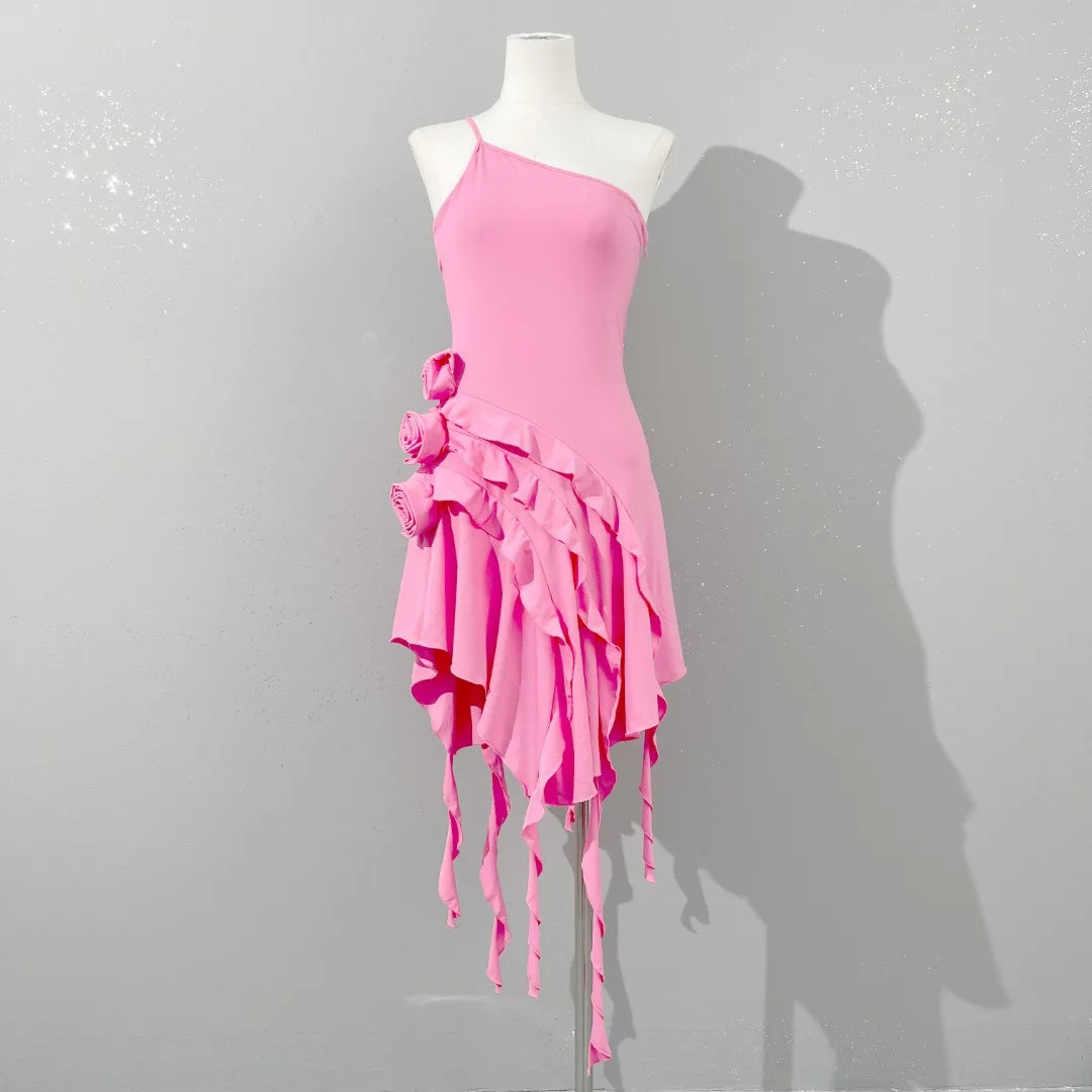 

Женское плиссированное платье с поясом-лямкой на шее