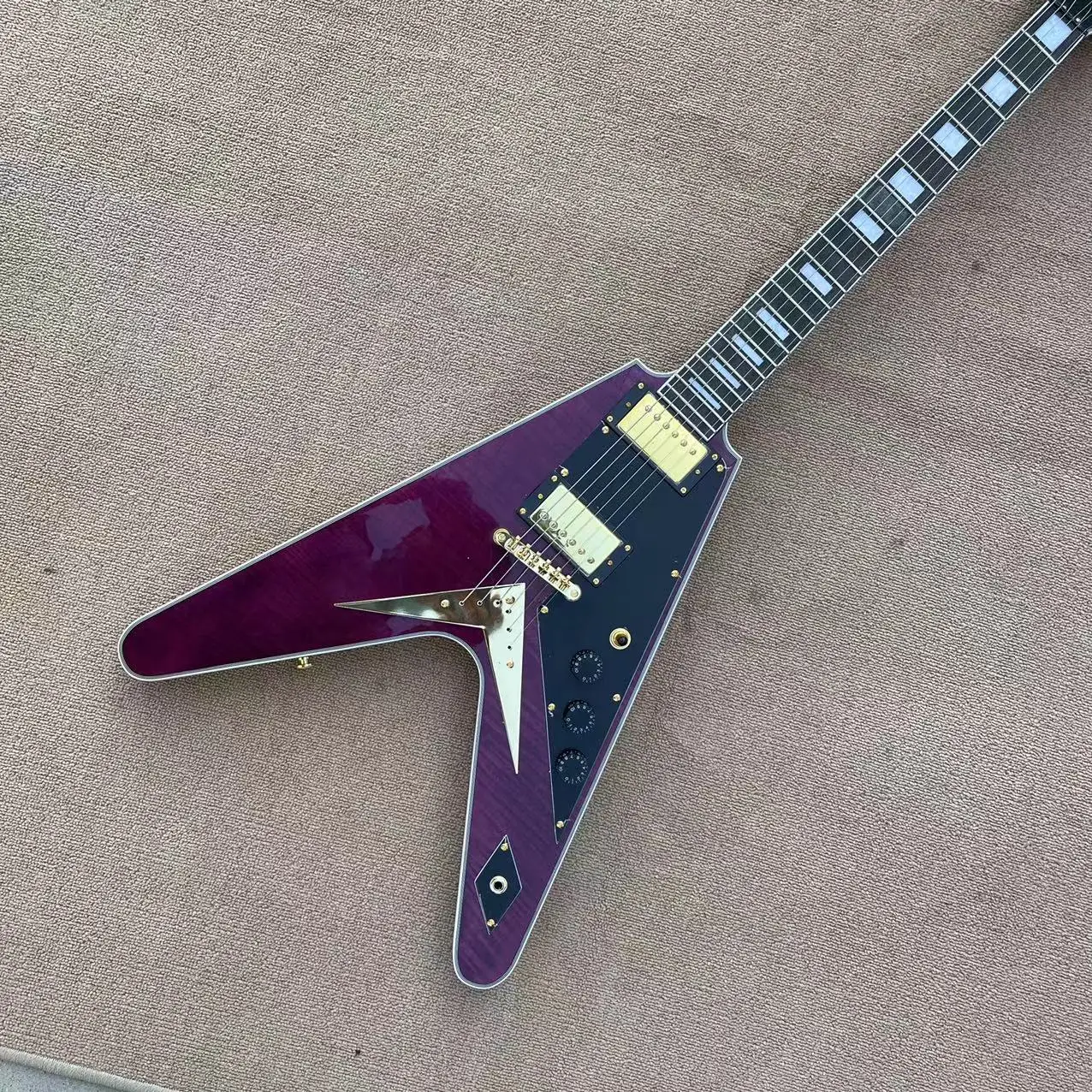 

Heterogeneous V-shaped all-in-one electric guitar, transparent grape purple body, black guard board, back string body, gold piec